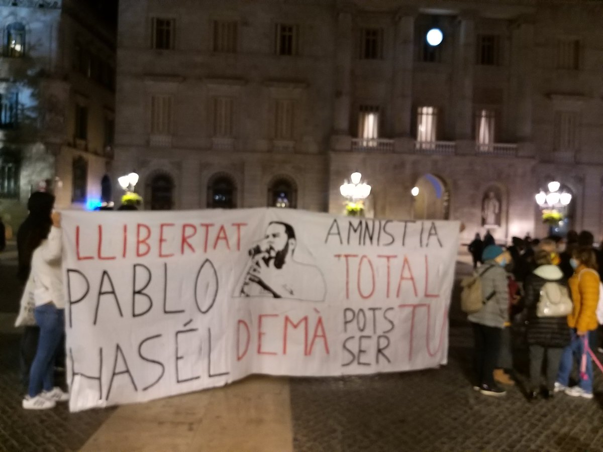 ernest_sant's tweet photo. 2020:
➡️#2Des: 10 minuts retinguts sense poguer entrar a #SantJaume. Mossos trenca pals perquè són massa alts. Pals fan 2'5 m. Identificats. "@LlibertatHasel. Amnistia total. Demà pots ser tú"
➡️#6Des. Bandera nazi. Pal 5m. Entren sense problemes a #SantJaume. Cap identificació. https://t.co/Ft7ZJDIgbH