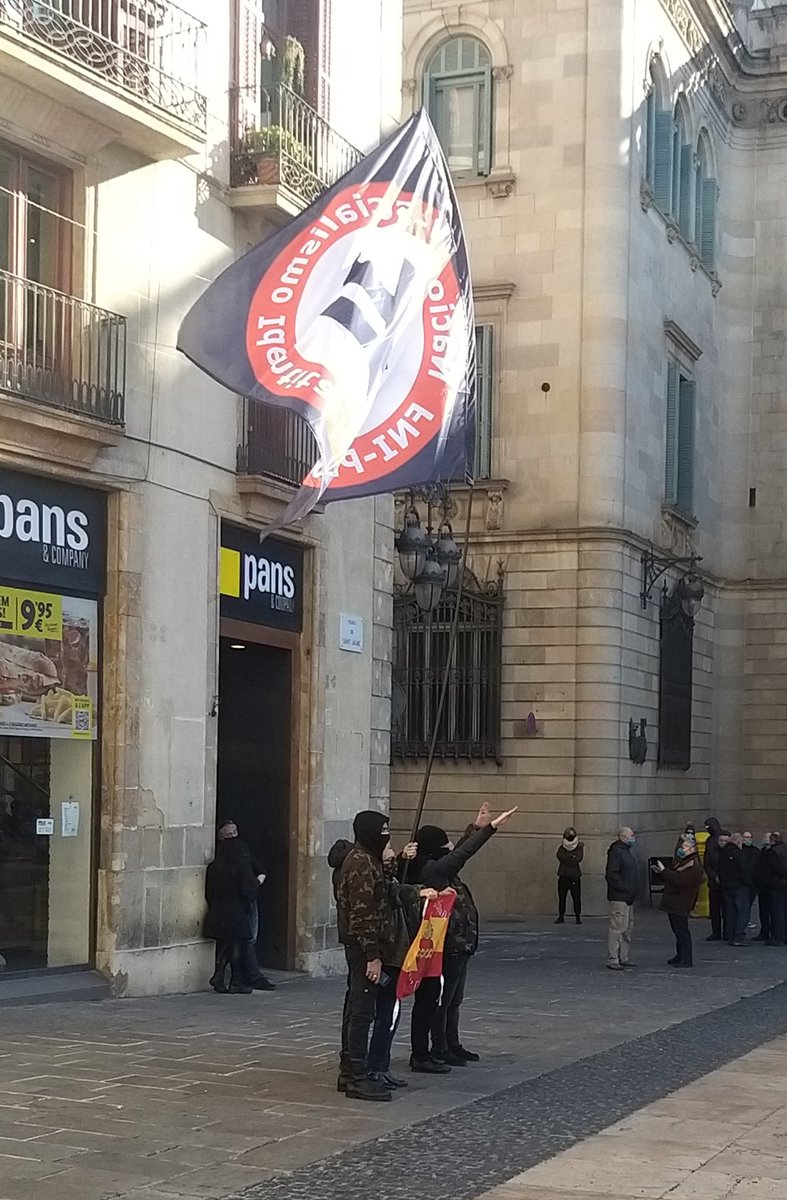 ernest_sant's tweet photo. 2020:
➡️#2Des: 10 minuts retinguts sense poguer entrar a #SantJaume. Mossos trenca pals perquè són massa alts. Pals fan 2'5 m. Identificats. "@LlibertatHasel. Amnistia total. Demà pots ser tú"
➡️#6Des. Bandera nazi. Pal 5m. Entren sense problemes a #SantJaume. Cap identificació. https://t.co/Ft7ZJDIgbH