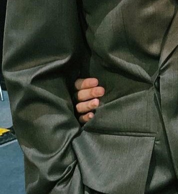 gunsthetic's tweet image. I AM HERE FOR GUN'S TINY HANDS AROUND OFF'S WAIST