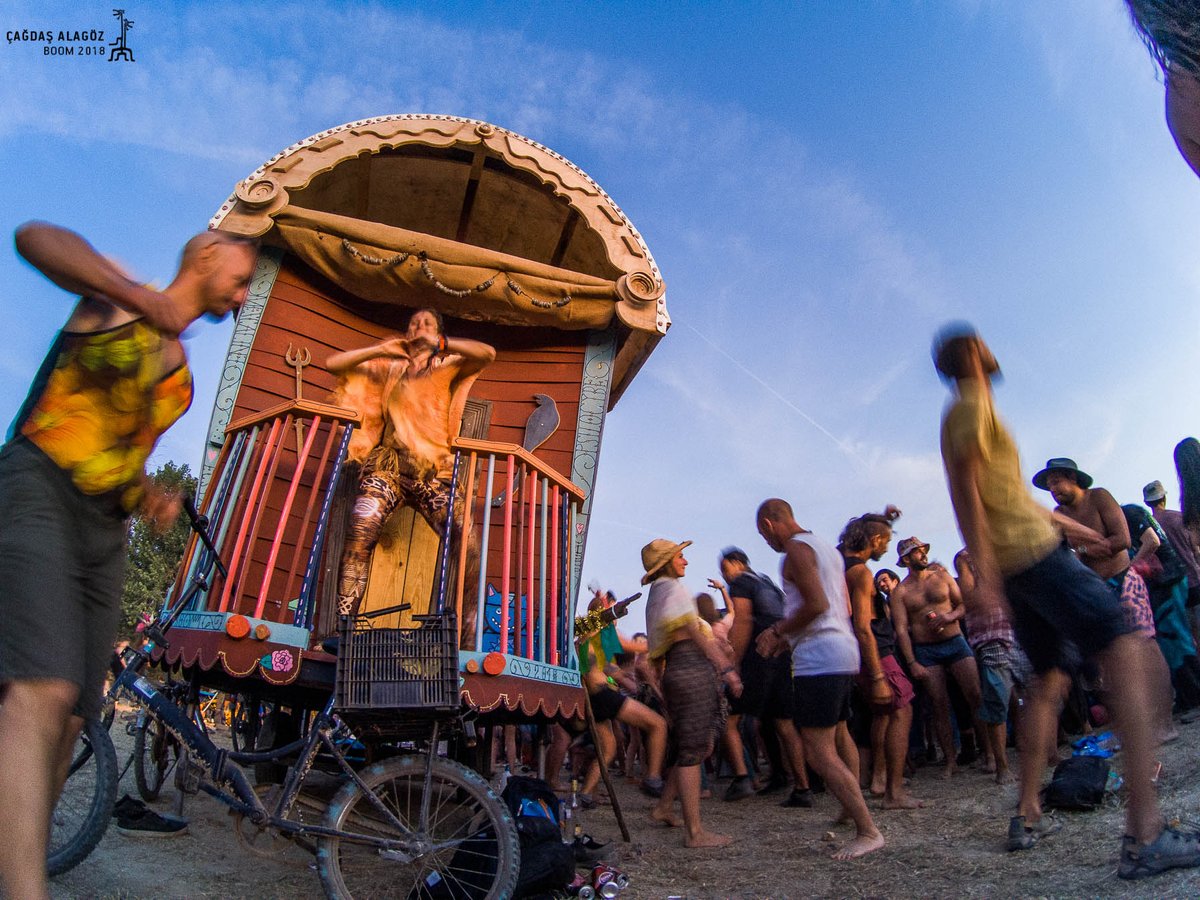 boomfestivalHQ's tweet image. (...)Where we dance with strangers as if they were our best friends, where non-verbal communication expresses more than words. Movements, gestures, glances. A human mass in unison. Chills, sights, visions. Screaming with joy! (...) #BoomFestival #BoomFestival2021 #Boomland