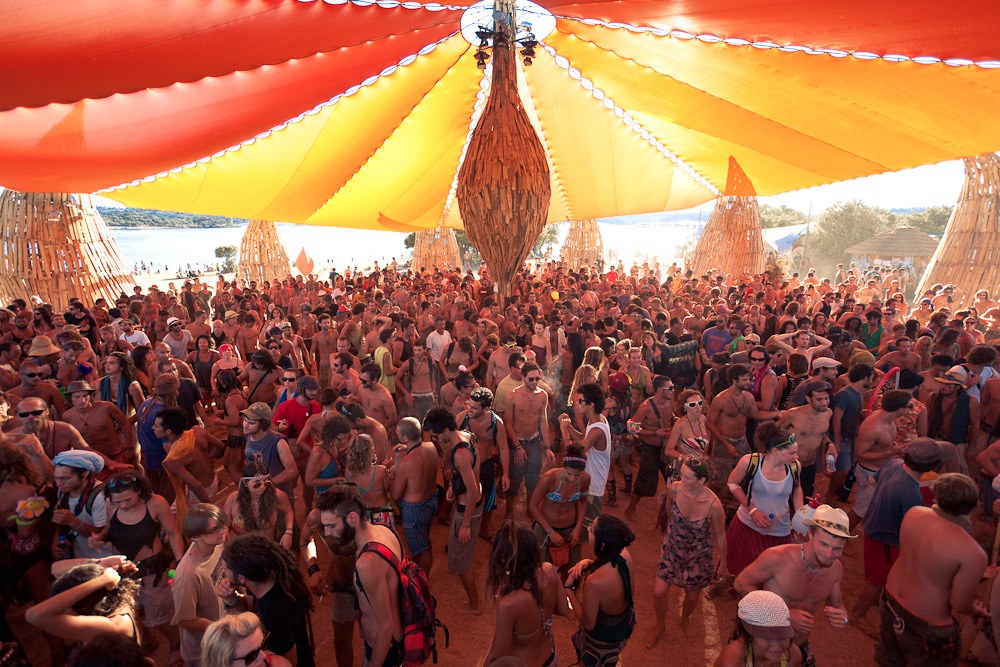 boomfestivalHQ's tweet image. (...)Where we dance with strangers as if they were our best friends, where non-verbal communication expresses more than words. Movements, gestures, glances. A human mass in unison. Chills, sights, visions. Screaming with joy! (...) #BoomFestival #BoomFestival2021 #Boomland