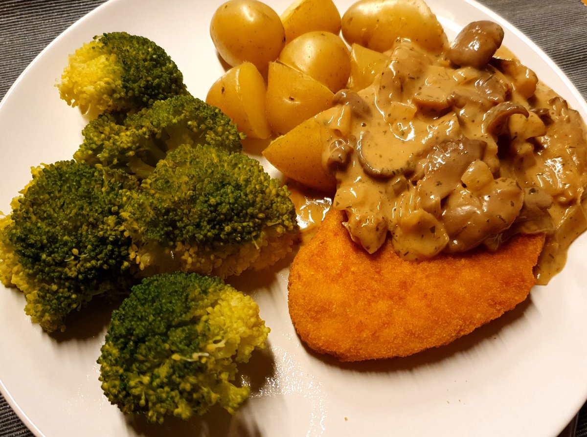 lehreit's tweet photo. Nach längerer Zeit noch mal was vernünftiges zum Abendessen: Veggieschnitzel, Austernpilze-Zwiebel-Sauce mit Veggie-Sahne, Bio-Brokkoli und Bio-Kartoffeln #legger :) https://t.co/XXEeleowzz