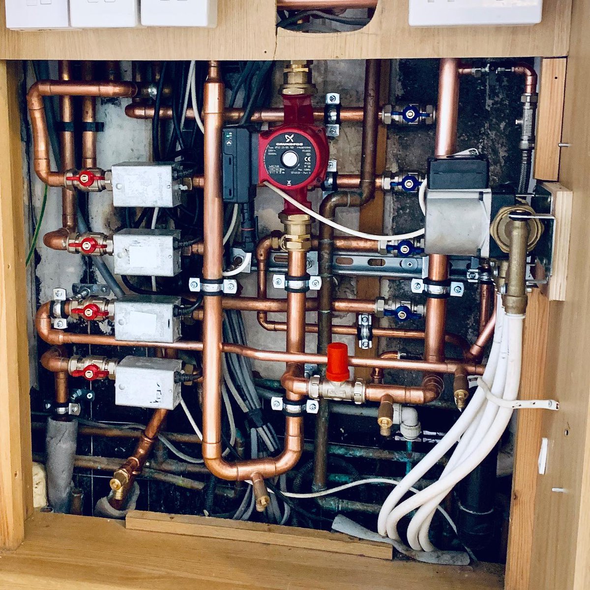 lhsplumbing's tweet photo. This was a tricky one, swipe to see the before -Fitting all this in behind a cupboard with all those cables in the way 🥴Took a little longer than a thought but got the result I wanted. 
Making the separation unit and headers defo helped save on space. 😃

Thanks to harlow_wil https://t.co/yKJQB9ttMG