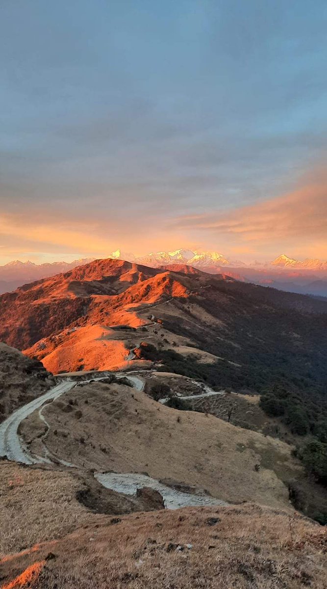 nnojha's tweet photo. Sun rise at Phalut Darjeeling District.
Pic clicked by Yazim Tamang and shared with Darjeeling Photographic Society.
"Word's aren't enough to describe the pleasure of this heavenly beauty i saw on my way to phalut" says Yazim.
#phalut #sandakphutrek https://t.co/n3DMclh816