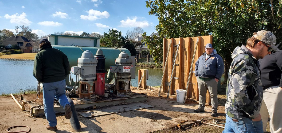 SeigleBill's tweet photo. FIS Outdoor and Rain Bird are glad to be part of the solution for Arrowhead CC.
The pump house is demolished and getting the old pump out today. The new Rain Bird pump goes in after the wet well bottom is poured. #FISOUTDOOR #RBGOLF #RBPumps #MovinH20 https://t.co/Rwapsvrkij