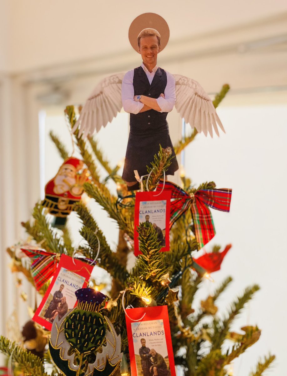 ToriDesigner15's tweet photo. Needed a tree topper, who better to put up there but Saint Sam!😂😂🎄🎄@grahammctavish @SamHeughan @MenInKiltsSTARZ #ClanLandsBook @BNBuzz #sainthood #whiskysaint https://t.co/bhnfKnglfW