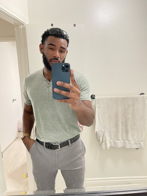 I didn&rsquo;t realize how fat this phone was until after the pic 🥴 https://t.co/gMfvwNtky2<a href="/tag/mvsales"class="tags"><span>#mvsales</span></a><a href="/tag/mvboys"class="tags"><span>#mvboys</span></a>