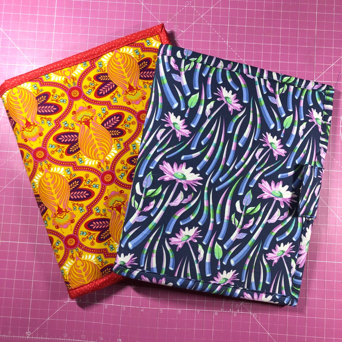 GillyMacDesigns's tweet photo. Last week, like synchronised swimmers, all my adults classes made these @aneelahoey Flip Portfolios. Synchronised sewing is something we have perfected over the past 8 months 🙄

#gillymacdesigns #gillymaccommunity #sewingclasses  #JanomeMakes #Janome #JanomeSewingMachine https://t.co/T9a5xZuZX9