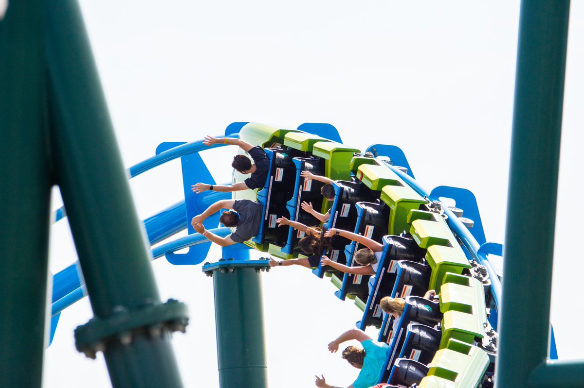 ThrillingMoment's tweet photo. Day number 6! My number 19 is the amazing Lightning Run @KentuckyKingdom!  #AmazingLooksLike #RideWithACE #RollerCoaster #Roller #KentuckyKingdom #LightningRun #25DaysOfRollers #RollerChristmas https://t.co/Eqjvy9BQW9