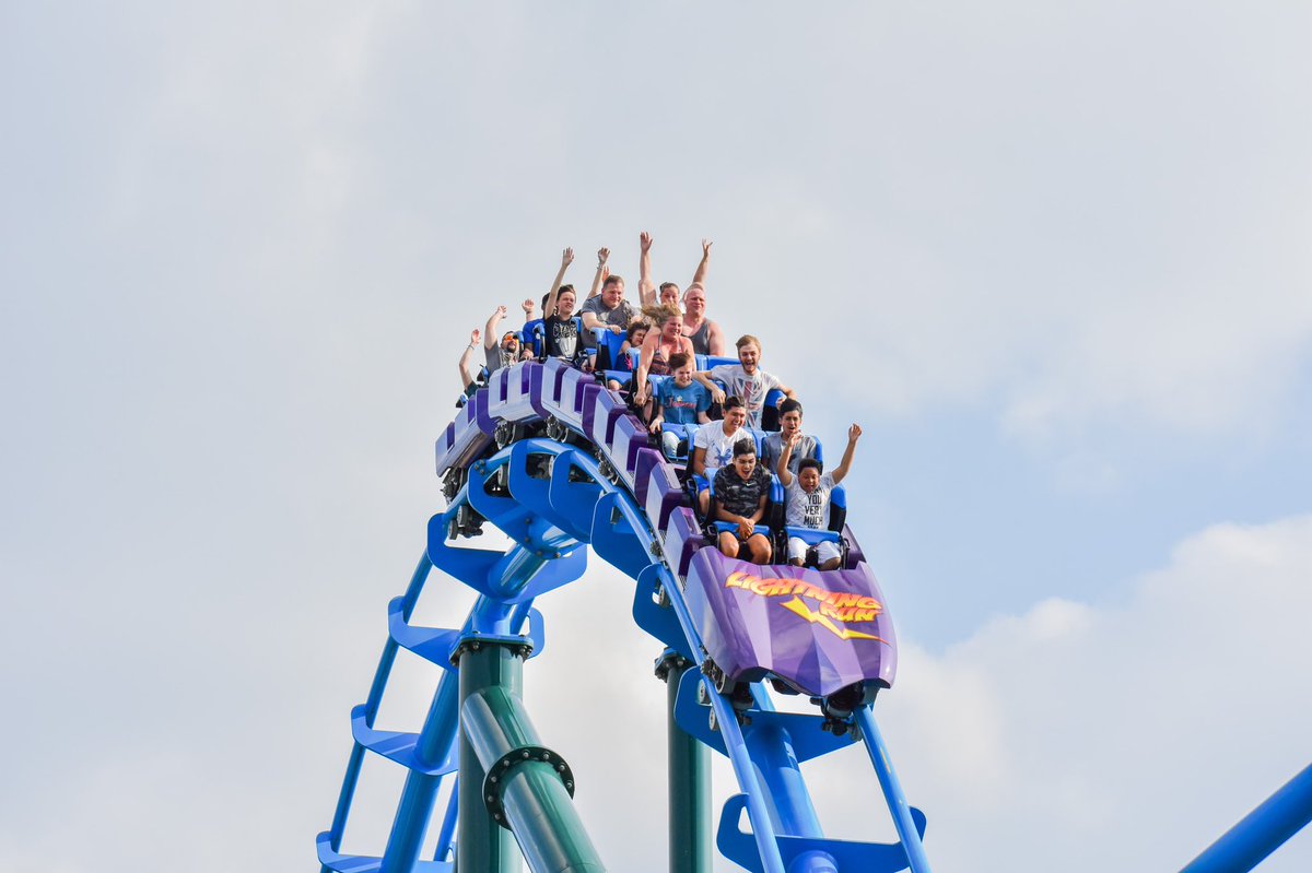 ThrillingMoment's tweet photo. Day number 6! My number 19 is the amazing Lightning Run @KentuckyKingdom!  #AmazingLooksLike #RideWithACE #RollerCoaster #Roller #KentuckyKingdom #LightningRun #25DaysOfRollers #RollerChristmas https://t.co/Eqjvy9BQW9