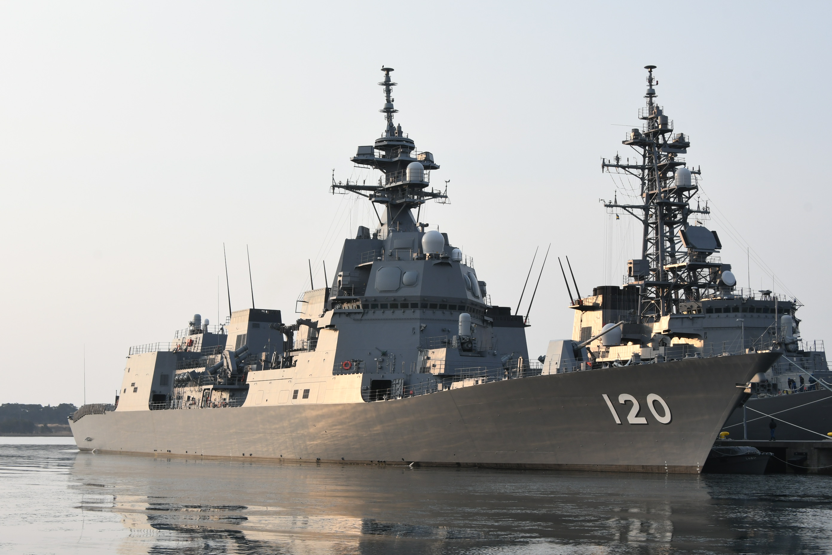 海上自衛隊大湊地方隊 公式 大湊基地在籍艦艇紹介 護衛艦 しらぬい 第３護衛隊群第７護衛隊 護衛艦 しらぬい 基準排水量5 050トン 全長151ｍ 幅18 3ｍ 護衛艦 あさひ 型の２番艦で あきづき 型をベースとして開発された対潜戦を