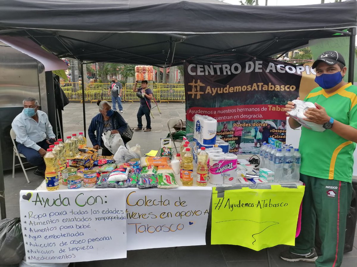 EstreSolis's tweet photo. #AntorchaConTabasco Se reunieron han reunido más de 100 toneladas de vivieres y ropa en todo el país, que serán enviarlos a Tabasco, ya que el sr. presidente de la república no envía recursos a Tabasco, solo le interesa negociar con empresas privadas para su economía personal. https://t.co/vxWmmvuMEU
