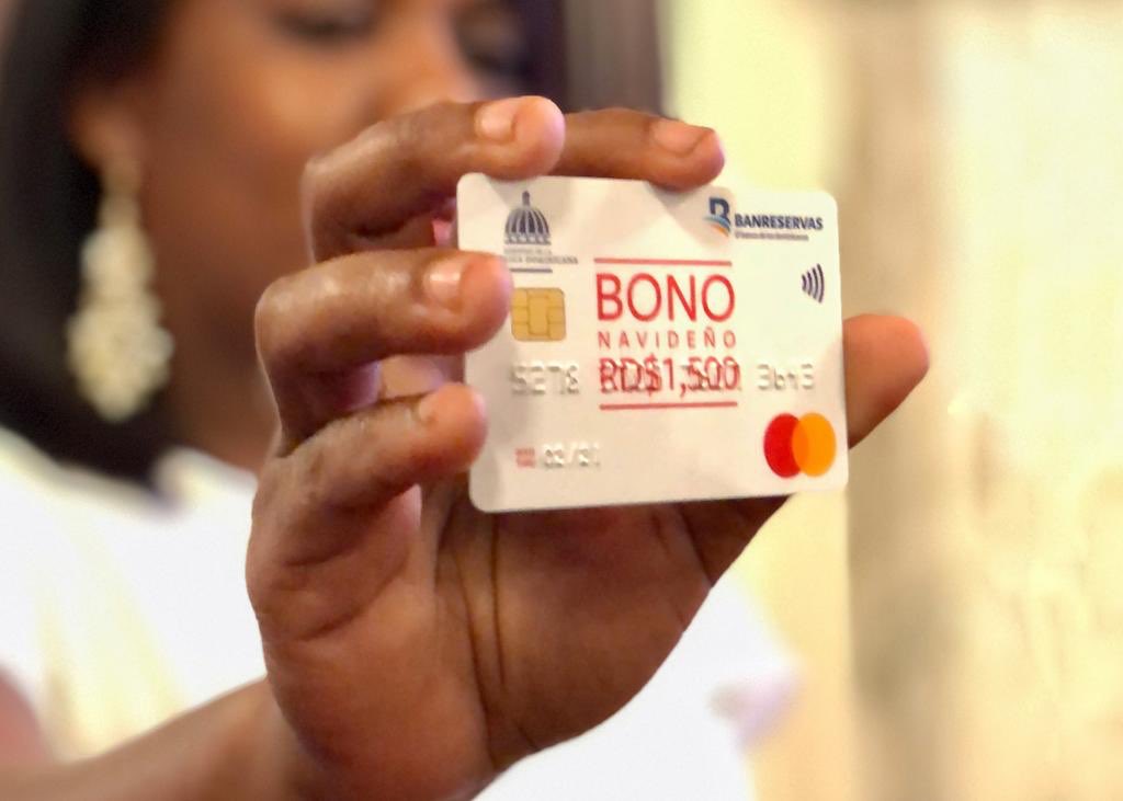 PresidenciaRD's tweet photo. A través de este Bono Navideño, un millón de dominicanos contarán con 1,500 pesos para adquirir los artículos que les sean necesarios y poder disfrutar las fiestas navideñas junto a los suyos. El mismo se entregará a través de programas como el Plan Social, Prosoli o ADESS. https://t.co/cD0tPnsI1W