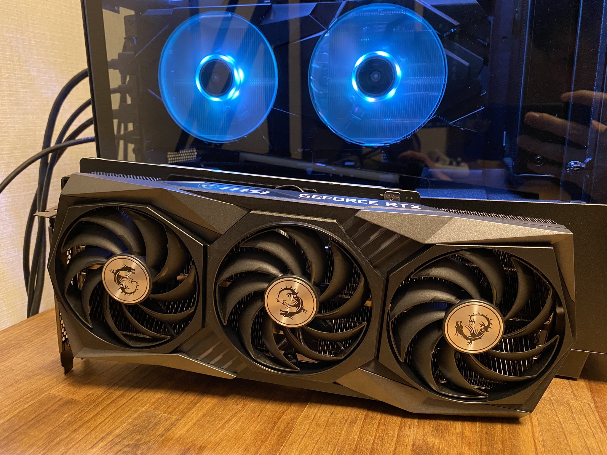 あぬし Pa Twitter そういや買っちまいました Ryzen9 3900xと合わせてapexフルhd最低設定で300fps 最高設定でも230前後で動くのはさすがだわ グラボスタンドを使った縦置きはラジエーターと干渉してしまいできず断念 Rogならはいりそう 自作pc Rtx3080 Msi
