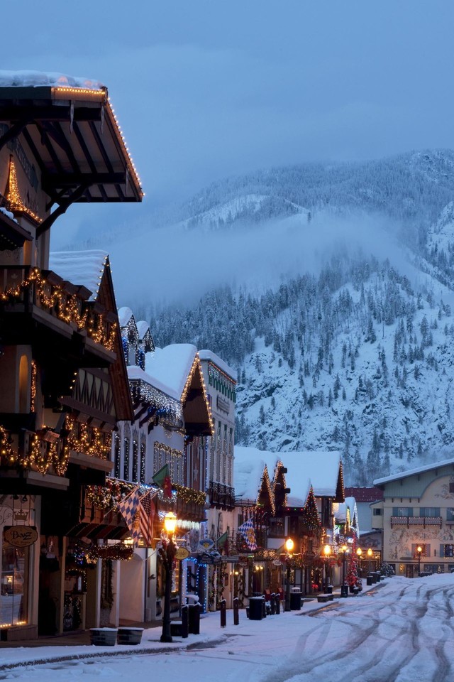 TradWomen's tweet photo. Christmas time in Leavenworth, Washington
#christmastown #winter #aesthetic #comfy https://t.co/8u9TyfiYZq