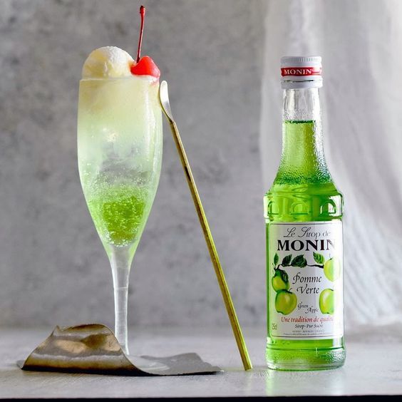 魔女の厨房 Cauldron コルドロン 新メニューのノンアルコールドリンクとモクテル ノンアルコールカクテル の導入で ノンアルコールのジンやアブサンとハーブコーディアル数種類の注文 お酒を飲まない人にもいつもと違うノンアルコールドリンクで楽しんで