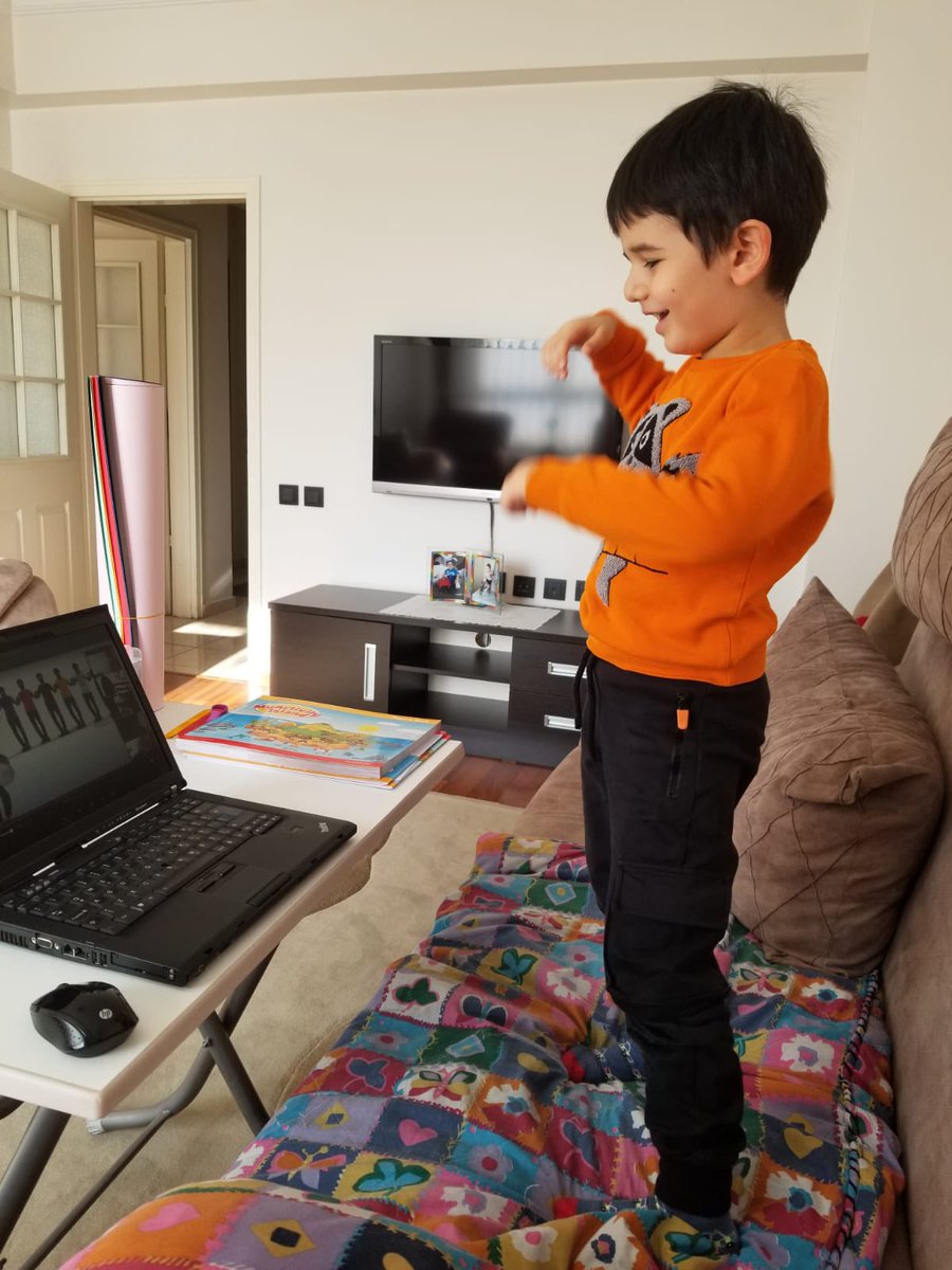 iStemKoleji's tweet photo. UzaktanEğitim de olsa onlar hem eğleniyor hem öğreniyor.Akranla iletişim bu dönemde https://t.co/Z8CK2ch7Nh biz onların sosyal gelişimini önemsiyoruz.Çünkü, temel çocukluk döneminde onların sosyal duygusal gelişimleri ihmale gelmez.
#iStemOkulÖncesi #OkulumEvimde
#MutluÇocuk https://t.co/vw3wgS3xNc