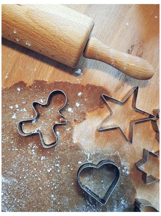 It’s beginning to “taste” a lot like Christmas… what are your favourite Christmas treats? 🌟 #vocaltrio #singers #hersong #acousticcover #trio #vocalharmony #London #Christmas #xmas #love #merrychristmas #christmasdecor #winter #food #handmade #gingerbread #mulledwine #art