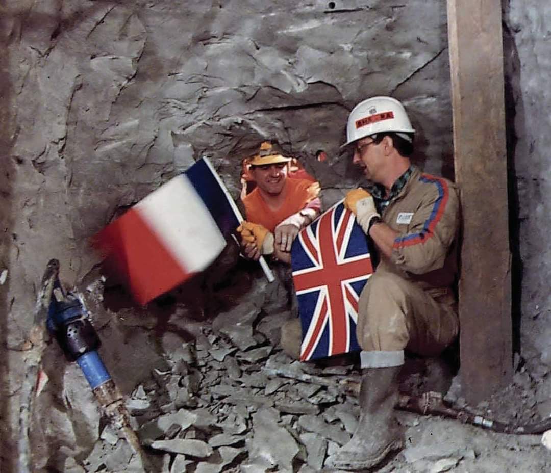 BremainInSpain's tweet photo. Heartbreaking isn't it.
How sad that thirty years to the day of the handshakes between the UK and France as they met in the Channel Tunnel the UK is now building walls between our tiny island and our nearest neighbours. https://t.co/XSiL9HwNVS