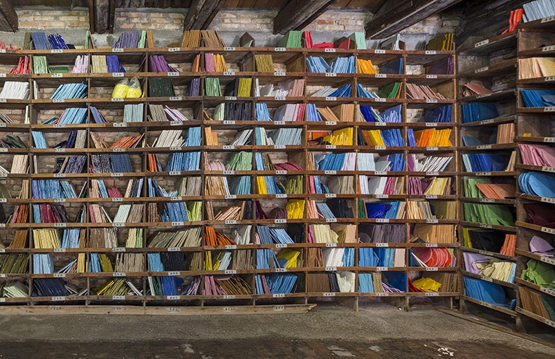 Venedik’te 1888 yılında kurulmuş “Angelo Orsoni” mozaik firmasının renk kütüphanesi. 3500 ayrı renkte mozaik üreten firmanın mozaikleri Sagrada Familia’da ve Anıtkabir’de kullanıldı.