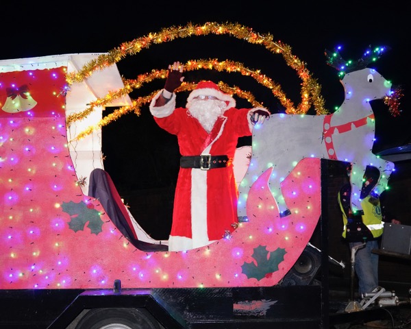Santa comes to Summerlands tomorrow from 6pm. 
WE ARE SORRY THAT COVID RULES MEAN THAT SANTA IS NOT ALLOWED TO STOP, OR HAND OUT GIFTS. LIONS ELVES WILL NOT BE KNOCKING ON YOUR DOOR.   www.cranleighlions.og for route timings and on-line donations