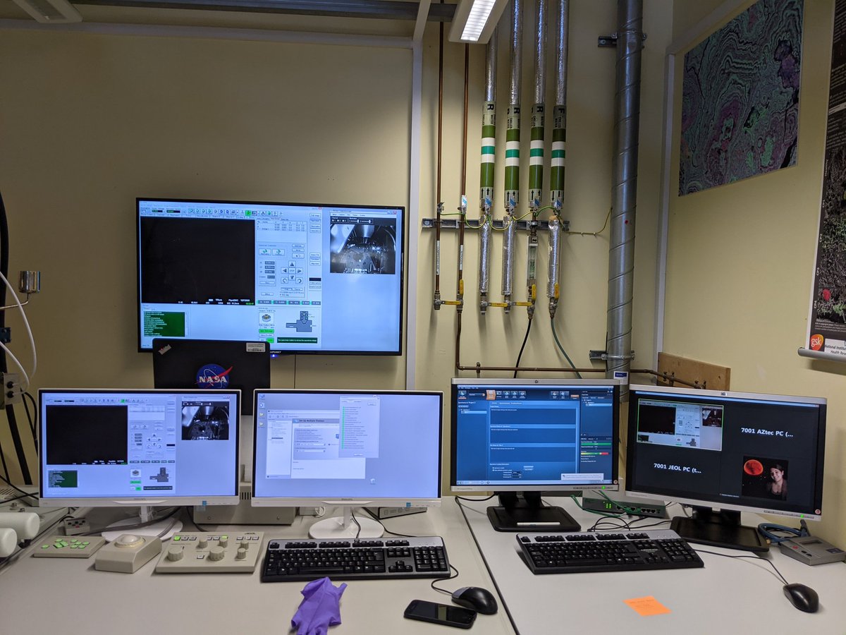 NatStephen's tweet photo. Teaching in 2020:
Simultaneously signed in to Zoom on 4 separate PCs, including one tethering to a mobile data connection so to avoid conflicts with wireless security, and balancing laptops on packaging foam to get the best FOV...
#ElectronMicroscopy #MicroscopyMonday https://t.co/aTU2D6viKr