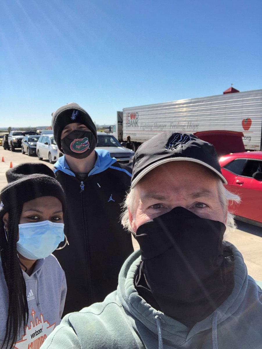 spurs_way's tweet photo. For #SeasonOfGiving, Spurs Sports Academy came out last week to help us deliver food from @safoodbank to families in need! π€π
#NBACares | #SpursGiveBack https://t.co/XU7fma1NQf