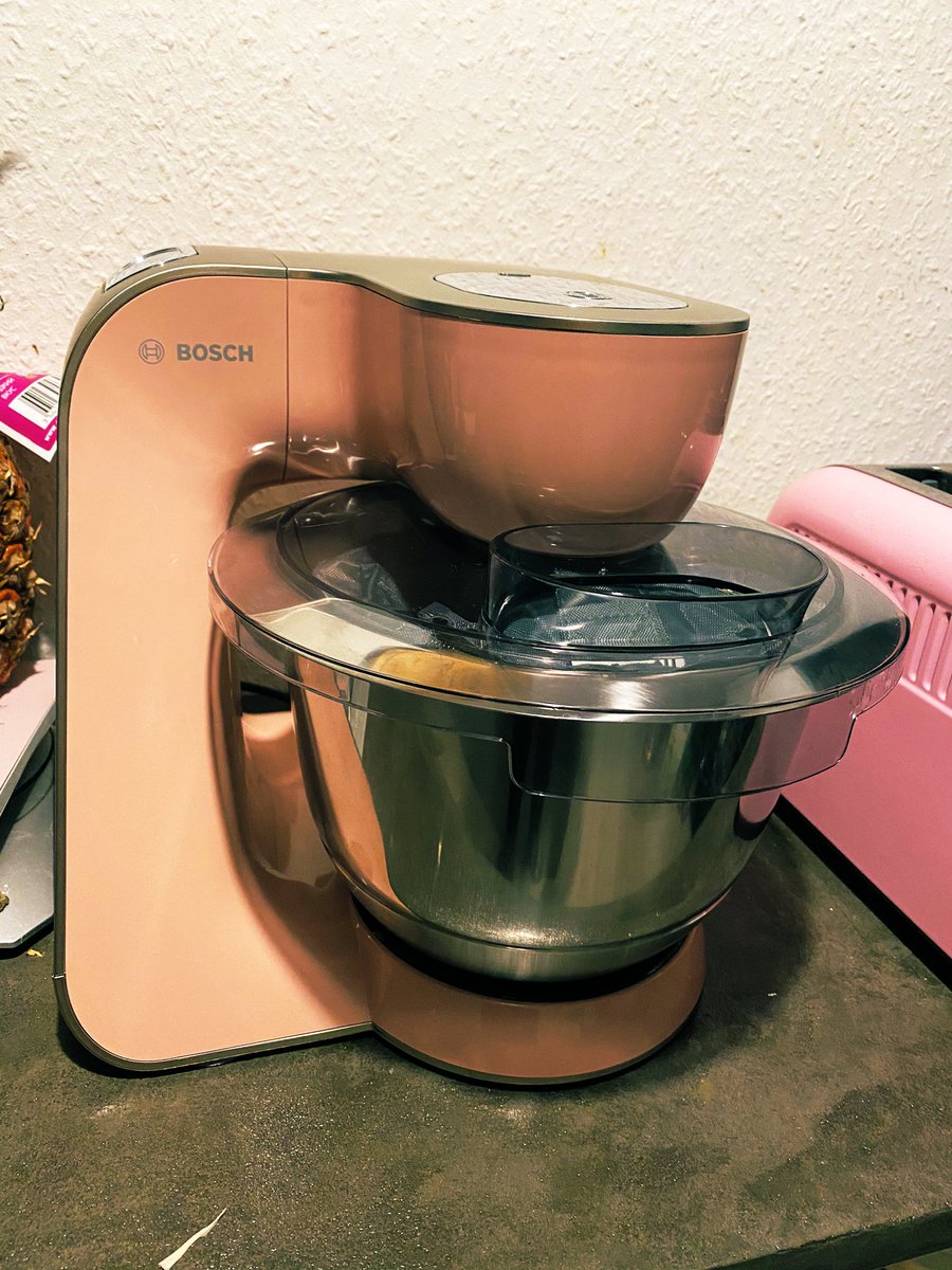 laraistdoof's tweet photo. Mensch hab ich mich schon lange nicht mehr gemeldet 🤔 aus dem Weihnachtsgeld wurde übrigens keine Apple Watch, sondern eine rosa #Küchenmaschine. #LiebeSieSehr https://t.co/TeenDtpLOZ