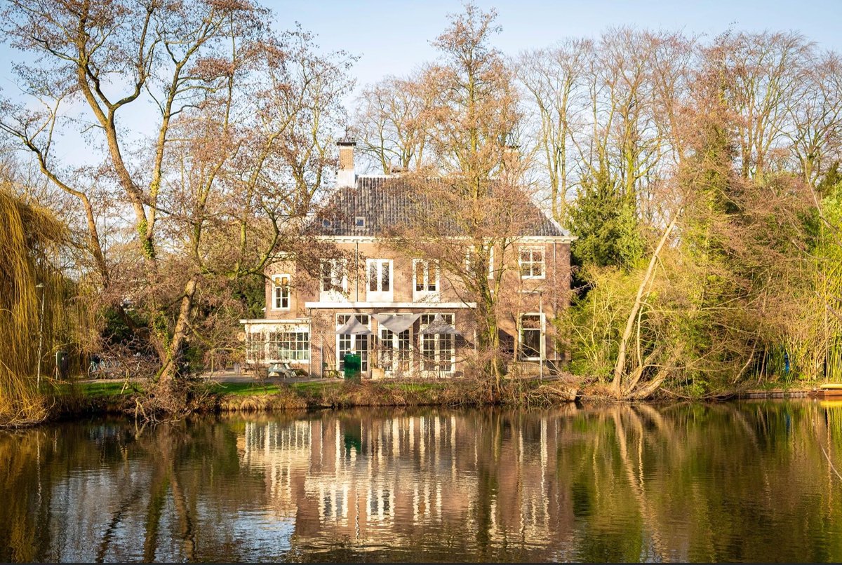 Utrecht
Landhuis in de stad.
Als je een (afhaal) kerstmenu bestelt dan zorgt het restaurant dat er ook een kerstmaaltijd is voor iemand die geen verblijfsstatus heeft. 
Dat gebeurt dan in Villa Vrede. 
#hoezogeendraagvlak

facebook.com/16615375272872…