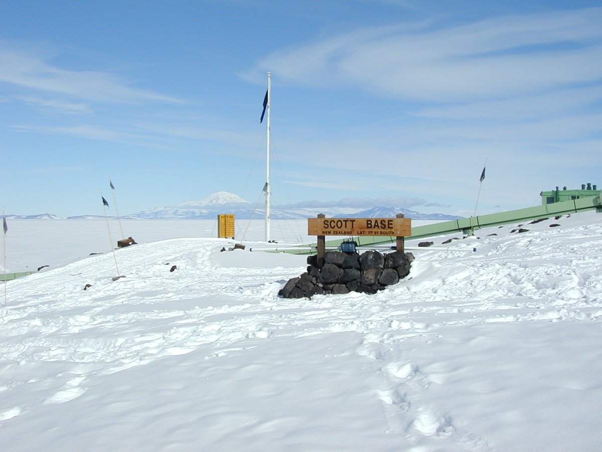 On this day 20 yrs ago, 12-7-2000, the  #ANSMET2000 team, still waiting to deploy to the field, visited Scott Base, the NZ Antarctic base a few km from McMurdo. Tomorrow we head to Meteorite Hills!