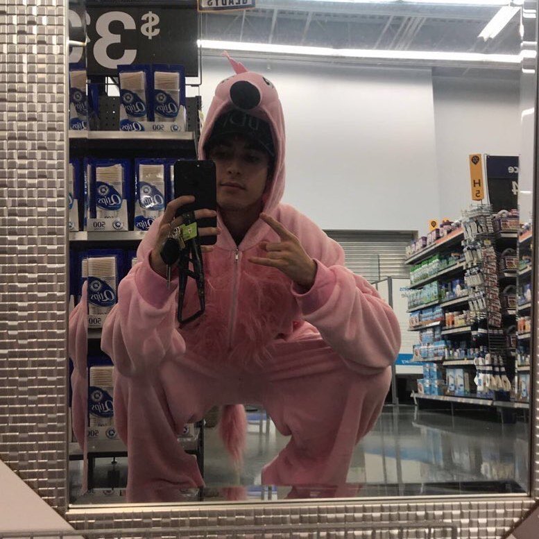 Bazaar_Win's tweet image. He do be vibin doe 🦄☃️