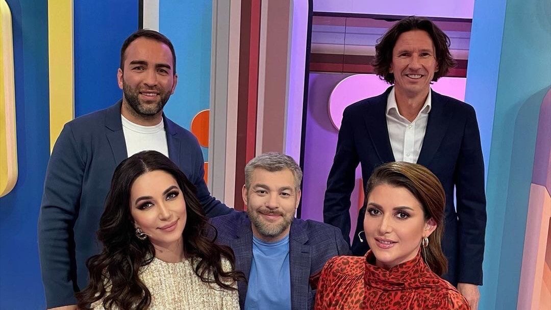 В какой же доброй программе мы приняли участие с моими дорогими Жасмин, Алексеем Смертиным и Камилом Гаджиевым.
Все-таки дети это чистейший восторг! Столько в них искренности, задора и умилительности.☺
⠀
Кто любит эту программу, поднимайте руки🙋🏻‍♀♥
⠀
#устамимладенца