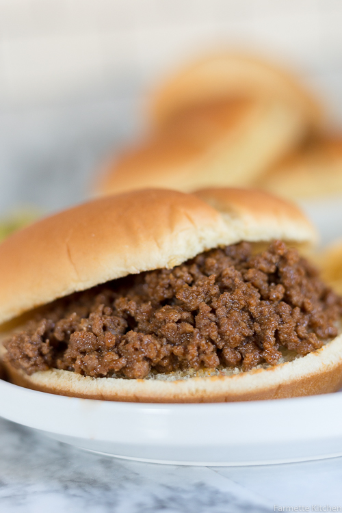 Easy Sloppy Joe recipe made with ground beef and a few pantry staples. This super easy weeknight meal comes together in minutes and is perfect on a bun with a side of pickles!
RECIPE: farmettekitchen.com/easy-sloppy-jo…