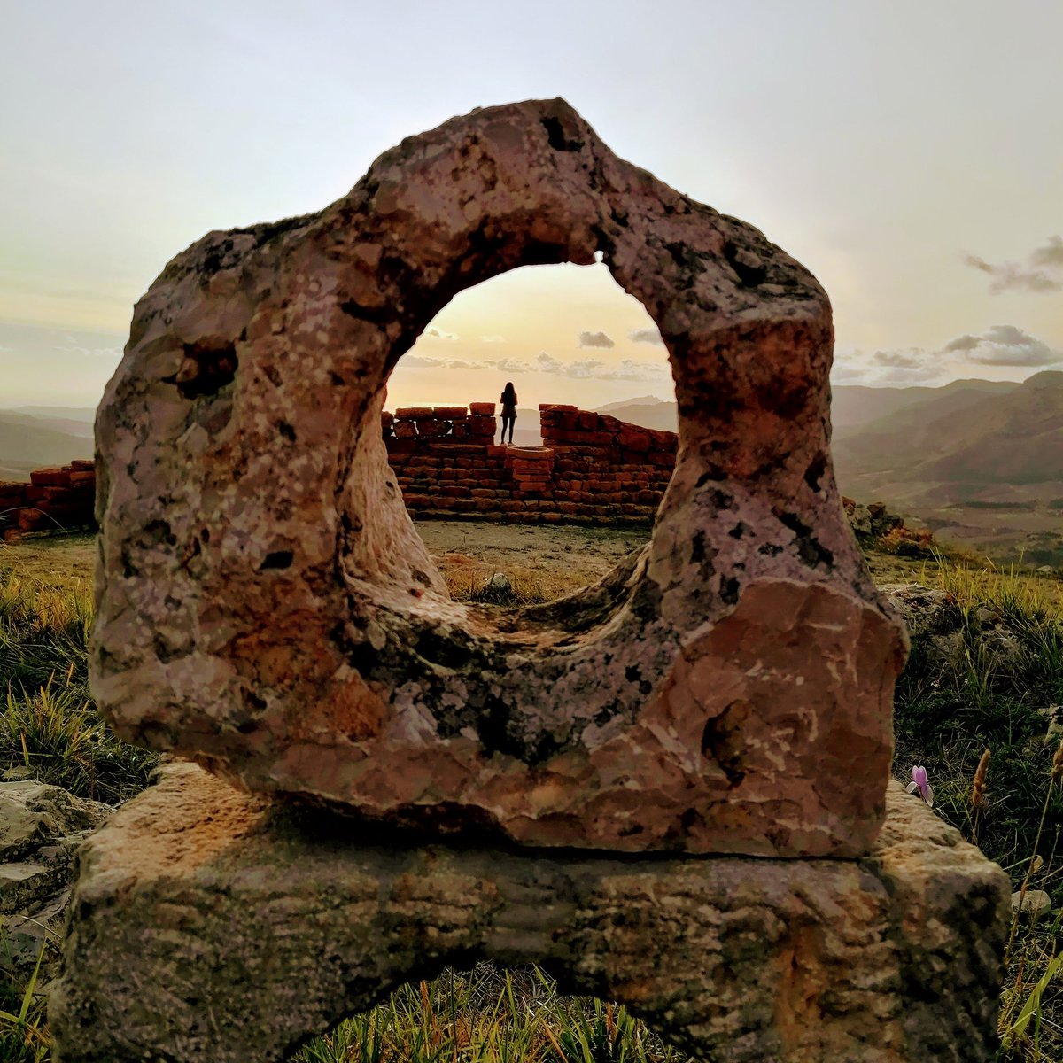 The right perspective. 

🌍 Santo Stefano Quisquina (AG) 
📷 by @TrailsOfSicily
📅 October 2020
🇬🇧 trailsofsicily.com
🇵🇱 szlakamisycylii.pl 
#️⃣ #trailsofsicily
#️⃣ #szlakamisycylli

#teatroandromeda #sunset #magicplace #art #opentheater
#agrigento #sicily #sycylia