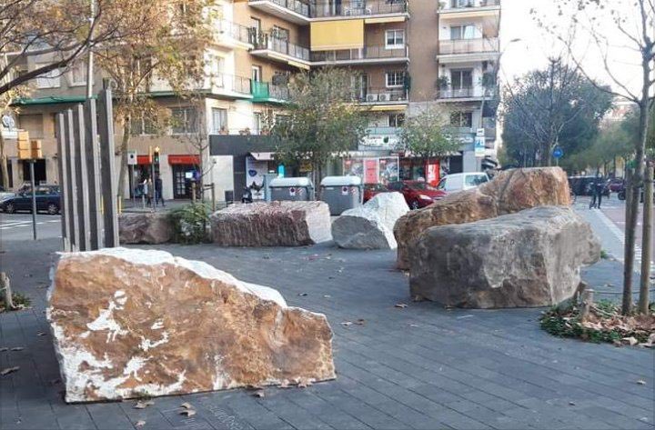 sanchezcasrejon's tweet photo. Mientras @IdiazAyuso se gasta el dinero en cosas inútiles como un hospital, @AdaColau emplea más de 338.129€ en este precioso monumento. Gracias Ada. 😍 https://t.co/qbRqBQTfTo