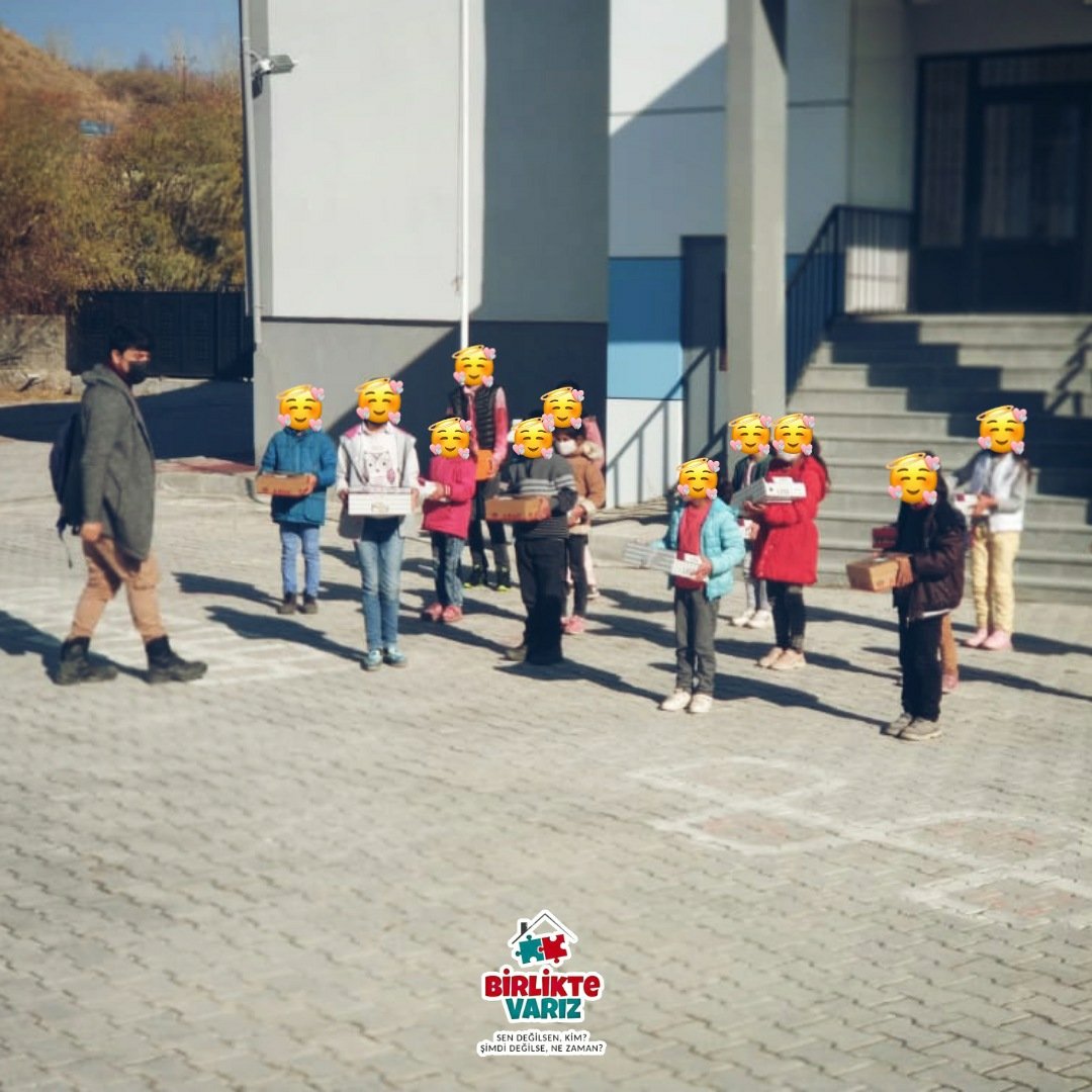 birliktevarizz's tweet photo. Z için başlattığımız çalışmaya önemli destekler geldi. İlk hediyeleri tedbirler alarak 35 öğrenciye ulaştırdık. Başta Keban Isı olmak üzere ilgilenen herkese teşekkür ederiz.

Yarın da 50 öğrenciye mont hediye edeceğiz. Desteklerinizi ulaştırmak için iletişime geçelim. https://t.co/sdnnJLRscD