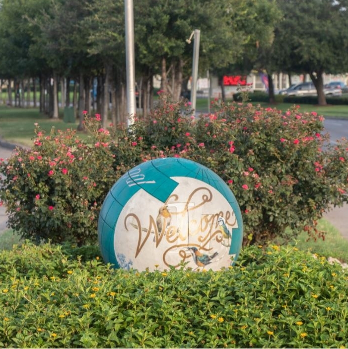 mkg_art's tweet photo. For #MuralMonday, we love these painted globes by local artist Armando Castelan in the International District.
#mkgart #mkgartmanagement #publicart #streetart #houstonmurals #houstonmuralmap #houstonart #contemporaryart #armandocastelan #internationaldistrict https://t.co/mf5rpp5A0k