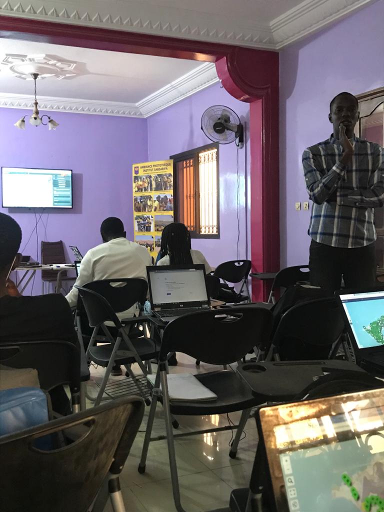 Alpha Amadou DIALLO (@cdialloalpha) on Twitter photo Apres une premiere journée de formation sur la cartographie interactive, la deuxieme a été faite avec les étudiants de l'institut Sabdarifa sur les techniques d'importation de données
Aux programmes:
#overpassturbo
#Mapshaper
#Umap
<a href="/cdialloalpha/">Alpha Amadou DIALLO</a> #InstitutSabdarifa Apres une premiere journée de formation sur la cartographie interactive, la deuxieme a été faite avec les étudiants de l'institut Sabdarifa sur les techniques d'importation de données
Aux programmes:
#overpassturbo
#Mapshaper
#Umap
<a href="/cdialloalpha/">Alpha Amadou DIALLO</a> #InstitutSabdarifa