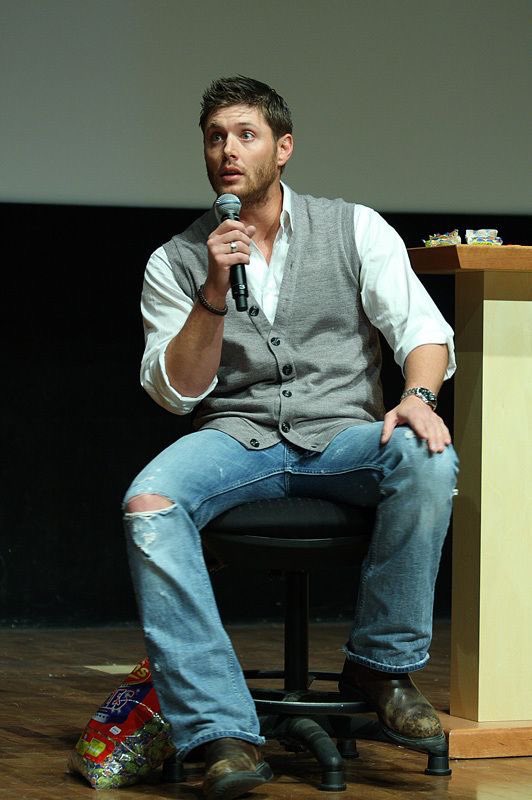 pics of jensen ackles and his bowlegs, a necessary thread