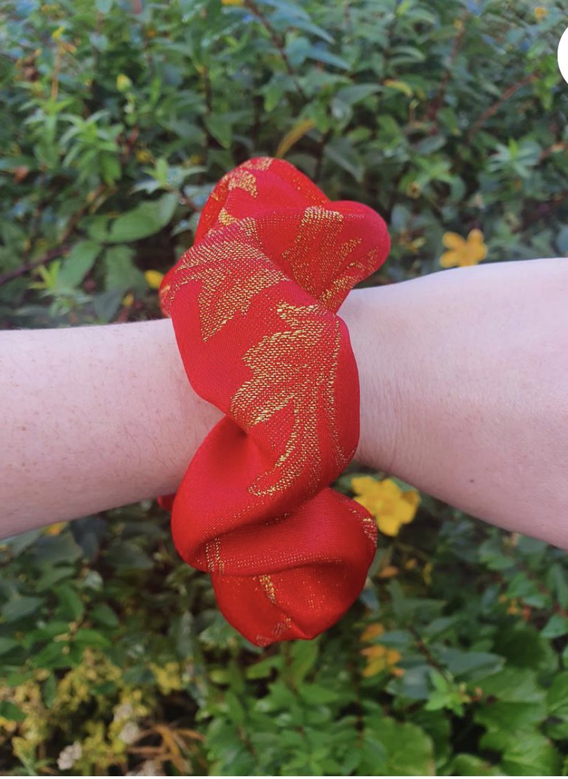 TheSewingDucks's tweet photo. 18 Days 🥳

Today's #Christmas feature is our beautiful Red and Gold Leaf scrunchie 🎄

This fabric is a gorgeous thick Polyester, it really stands out in your hair and as an accessory on your wrist 💖

#CraftBizParty #sewing #etsy #scrunchie #shopsmall 

https://t.co/4v6db9OKJm https://t.co/BUldCywGah