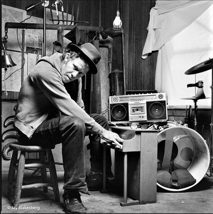 Tom Waits
fotografia de Jay Blakesberg, 1992

[Tom Waits faz hoje 71 anos. Happy birthday Mr. Waits] 