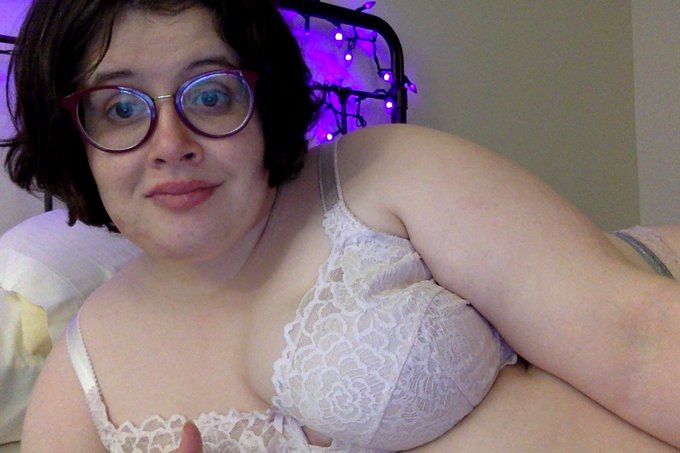 also dropping a selfie for my followers. :P https://t.co/hqzMxk5Lcc