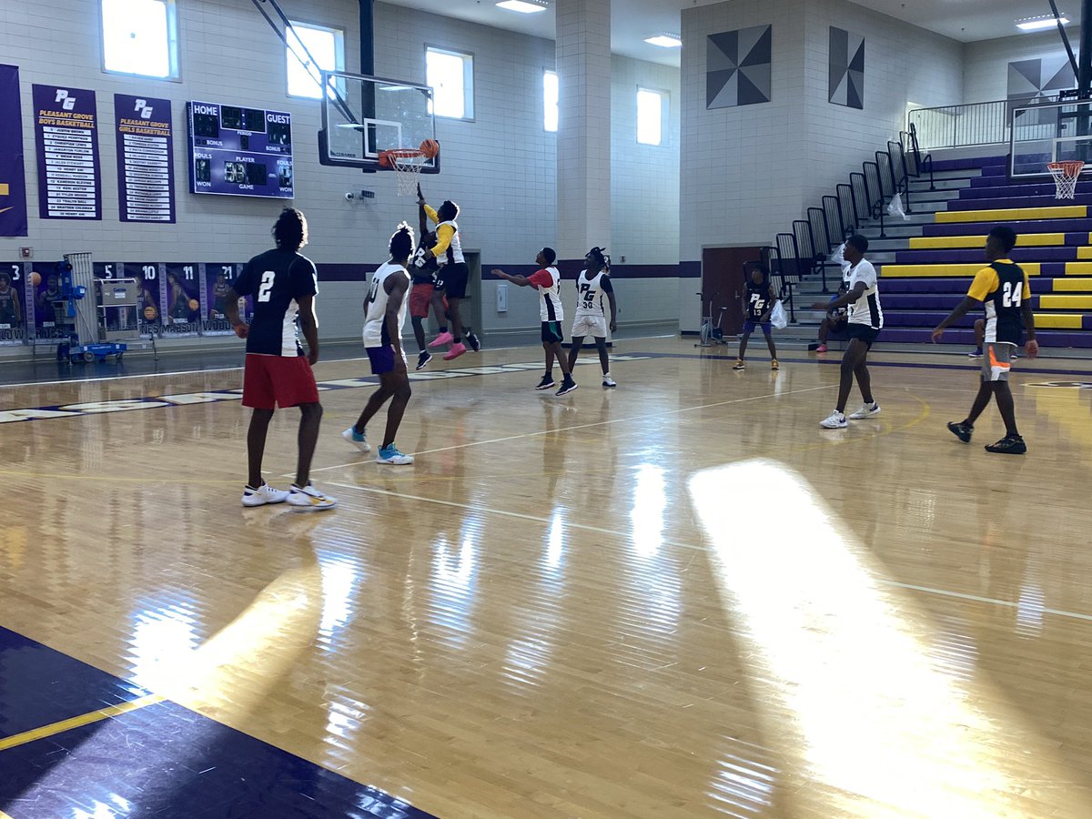 K_Clowdy's tweet photo. Same guys, different venue. 💜💛🏀 #grovestreet @pghs_spartans https://t.co/kj1eXfUlbL