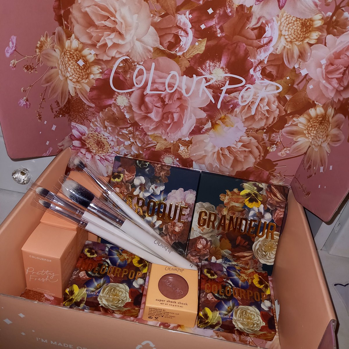 SaraLouM86's tweet image. Love a @ColourPopCo delivery 🤗 #colourpop #darkblooms #colourpopdarkblooms #darkbloomscollection #makeupaddict