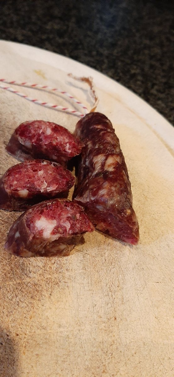 nickenmar's tweet photo. Droge worst van Veluws Edelhert. Vanaf donderdag te verkrijgen bij @tlokaal . Met een keuze aan wijn van @lidytuil . Voor de borrelplank deze feestdagen! Beperkte voorraad, dus op =op. #wildworst #wijnenspijs #samenwerking 💚🙏 https://t.co/NXGakDK9WF