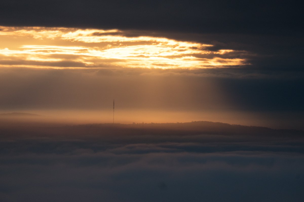 The 150 m transmitter mast on Ridge Hill, near Much Marcle, Herefordshire, viewed from the Malvern Hills on a foggy afternoon in December.
#Herefordshire #muchmarcle #malvernhills #marcleridge #fog #temperatureinversion