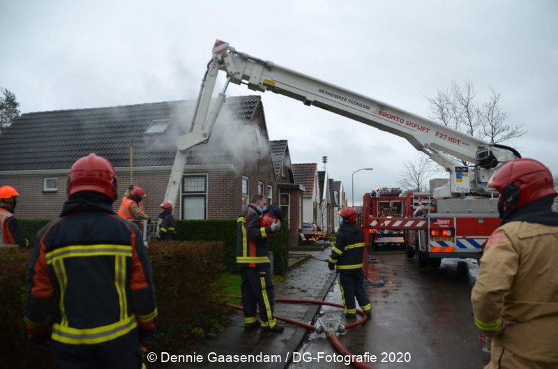 De brandweer van #Veendam is maandagmiddag uitgerukt met twee blusvoertuigen en een hoogwerker naar de Landbouwstraat in #Wildervank.