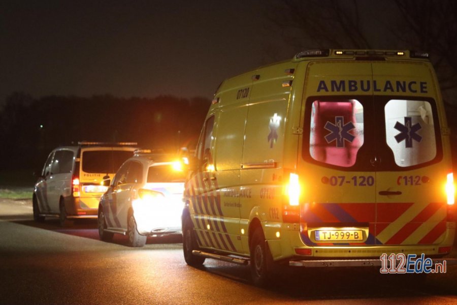 Gewond persoon in #Ede geboeid afgevoerd. 112Ede.