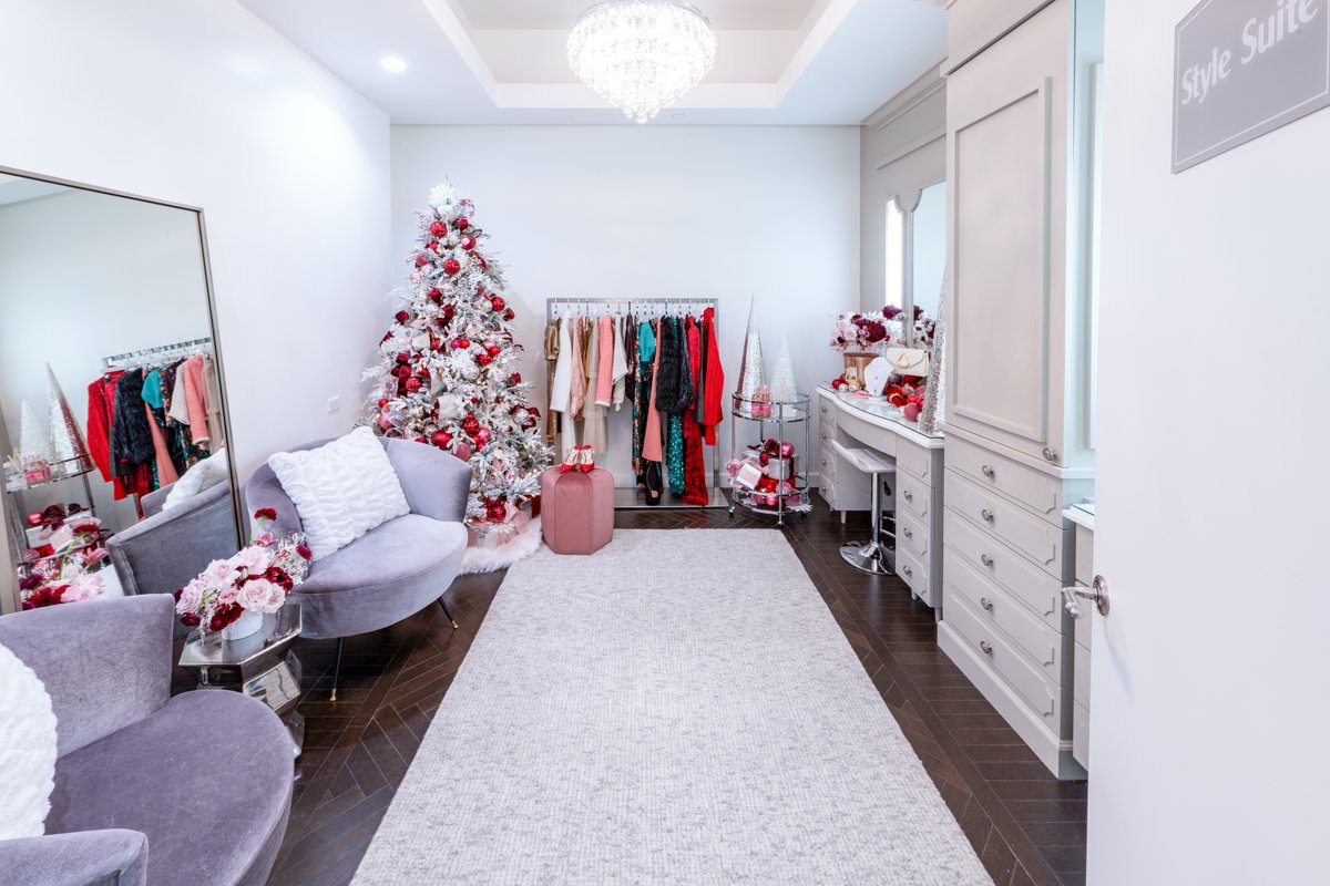 Embrace the season with curated holiday must-have gifts from Fashion Island's personal shopper, Sara. Visit our #instagram and #Facebook page to see all of Sara’s pick’s. #FashionIsland #NewportBeach #PersonalShopper #GiftGuide #CurbsidePickup #HolidayShopping #HolidayGifts