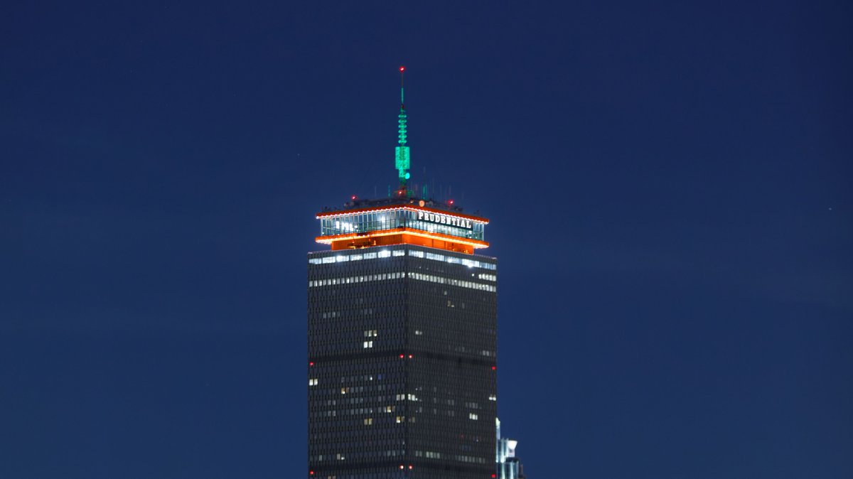 NBTStweets's tweet photo. Look up! Our gratitude for the commitment of our Boston-based brain tumor community continues, as the @pruboston is lit in hues of orange and green to illuminate our mission to conquer and cure brain tumors—once and for all. ✨ #31NightsofLight #CatalystforHope https://t.co/ZAnYHKhcsC